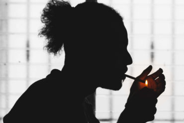 Man steekt joint aan
