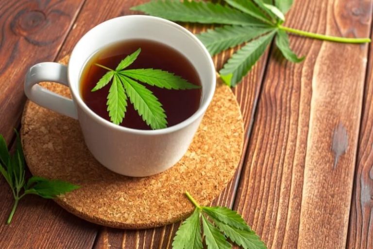 Thee met cannabis blad